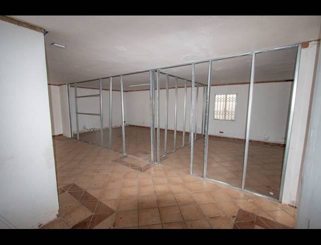 480M² OFFICE TO LET IN PARKMORE